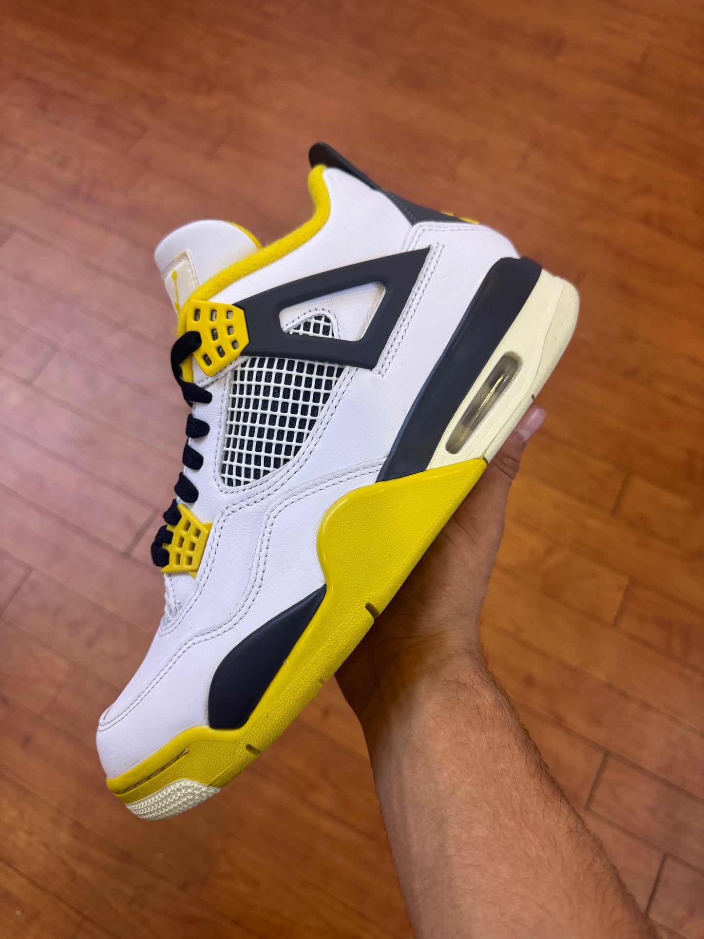 Jordan 4 Vivid Sulfur W (Used)