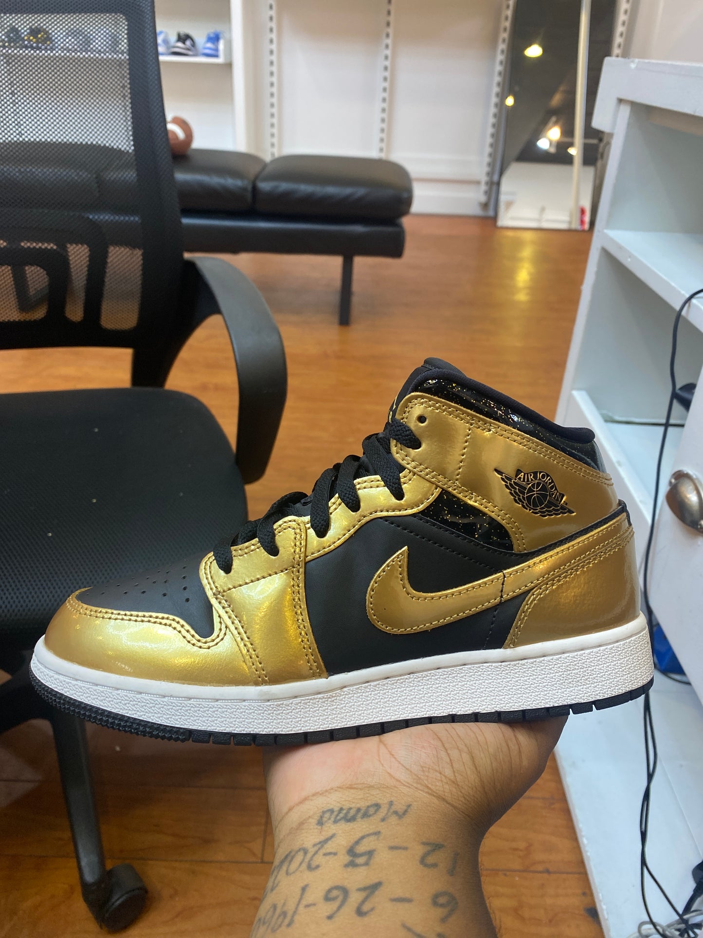 Jordan 1 Mid Metallic Gold Black GS (Used)